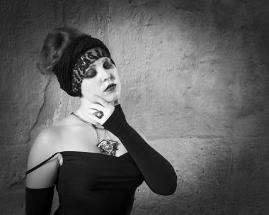 Cadılar üzerinde cadı. Cadılar Bayramı. Gotik gelin. Siyah ve beyaz fotoğraf.