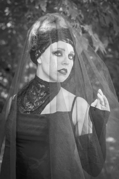 Bruxa no clã. Dia das Bruxas. Noiva gótica. Foto em preto e branco . — Fotografia de Stock