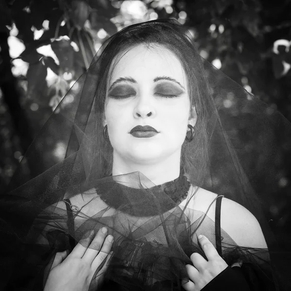 Čarodějnice na sabat. Halloween. Gothic nevěsta. Černobílé fotografie. — Stock fotografie