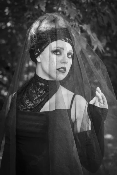 Ведьма на ковене. Хэллоуин. Готическая невеста. Черно-белое фото . — стоковое фото