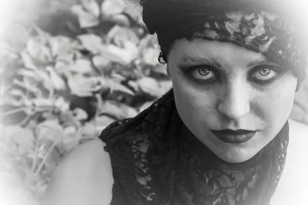 Sorcière sur le clan. Halloween. Mariée gothique. Photo noir et blanc . — Photo