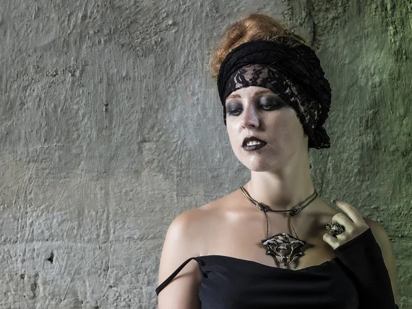 Cadılar üzerinde cadı. Cadılar Bayramı. Gotik gelin.