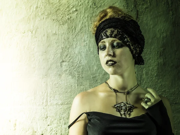 Cadılar üzerinde cadı. Cadılar Bayramı. Gotik gelin.