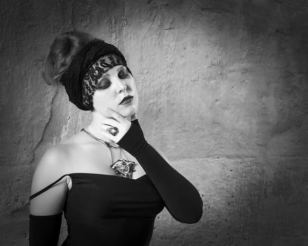 Cadılar üzerinde cadı. Cadılar Bayramı. Gotik gelin. Siyah ve beyaz fotoğraf.