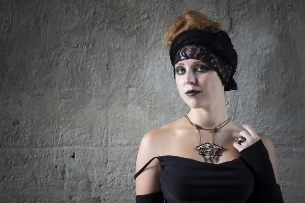 Cadılar üzerinde cadı. Cadılar Bayramı. Gotik gelin.