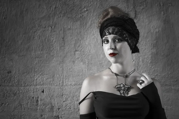 Cadılar üzerinde cadı. Cadılar Bayramı. Gotik gelin. Siyah ve beyaz fotoğraf.