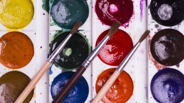 Birtakım boyalar ve sanat için fırçalar