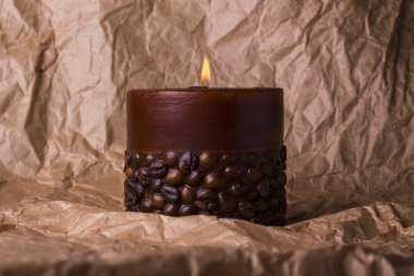 Eski kahverengi kağıt arka plan üzerinde kahve çekirdekleri ile mum
