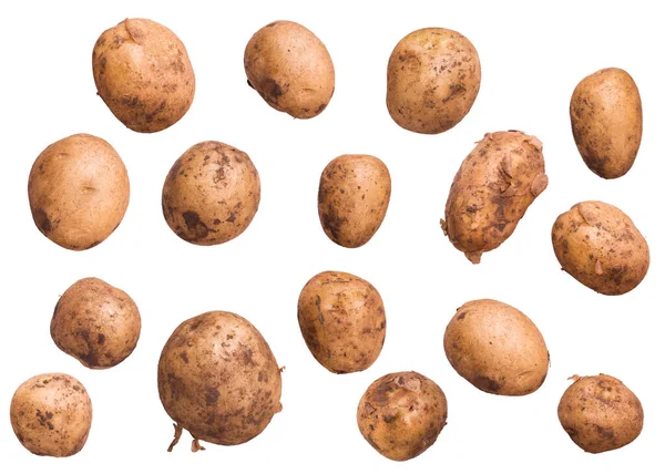 Beyaz arka planda izole edilmiş, soyulmamış bir grup yeni patates.
