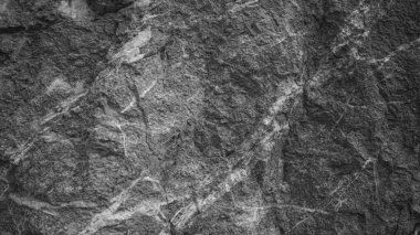 Doğal koyu taş dokusu, kabataslak dokusu olan yakın plan yüzey. siyah beyaz fotoğraf