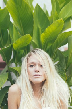 Çekici kız sarışın uzun saçlı.