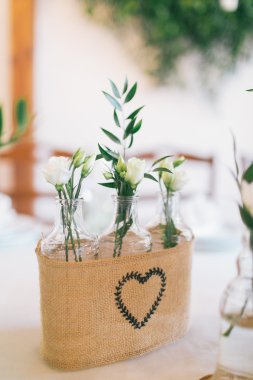 Çiçeklerle süslü şişeler paket düğün