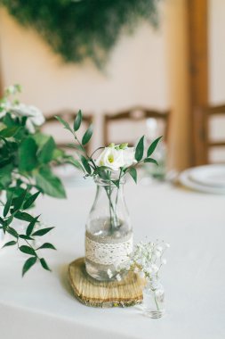 Çiçek ile dekore düğün şişe