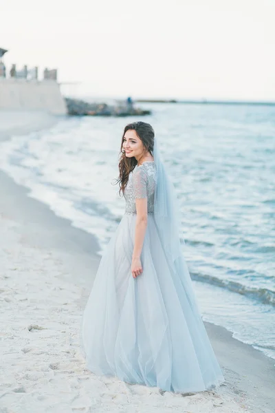 Sposa allegra sulla riva del mare — Foto Stock