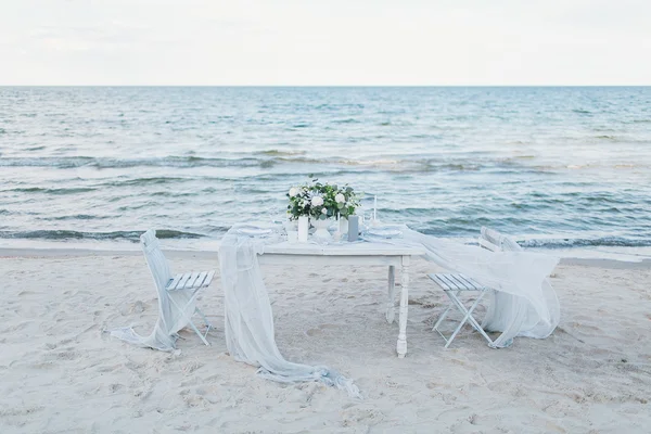 Esküvői táblázat a tengerparton — Stock Fotó