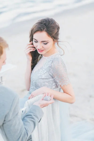 Wedding proposal by the sea — Stock Photo, Image