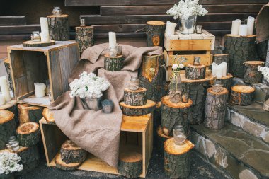 Rustik düğün dekorasyonu, dekore edilmiş merdivenlerin kütükleri ve Lila arr