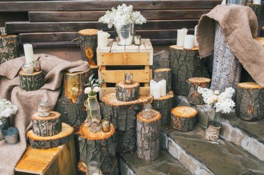 Rustik düğün dekorasyonu, dekore edilmiş merdivenlerin kütükleri ve Lila arr