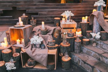 Rustik düğün dekorasyonu, dekore edilmiş merdivenlerin karterleri ve Lila arra