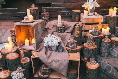 Rustik düğün dekorasyonu, dekore edilmiş merdivenlerin karterleri ve Lila arra