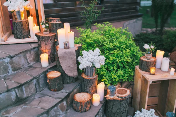 Rustykalny ślub wystrój, zdobione schody z miski olejowe i liliowy arra — Zdjęcie stockowe