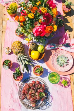 Sahil Düğün masada dekore edilmiş.