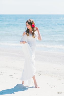 Neşeli gelin sahil boyunca bir yürüyüş yapma