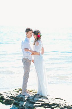 Denizin kenarında Holding gelin damat