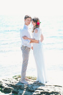 Denizin kenarında Holding gelin damat