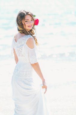 Deniz kıyısı neşeli geline