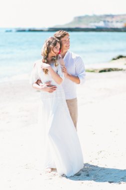 Silah gelin denizin kenarında tutarak damat