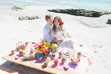 Yeni evli çift deniz kıyısı Kahvaltı