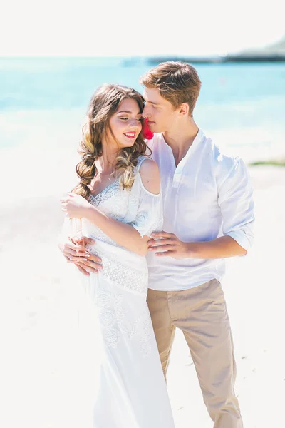 Encantados recién casados abrazándose en la orilla del mar —  Fotos de Stock