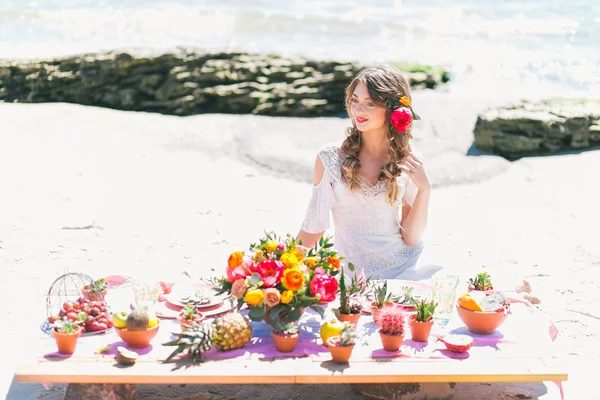 Bella sposa che fa colazione in riva al mare — Foto Stock