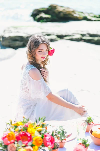 Delicata sposa con fiore di capelli in riva al mare — Foto Stock