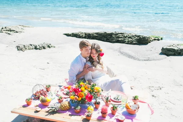 Coppia appena sposata che fa colazione in riva al mare — Foto Stock