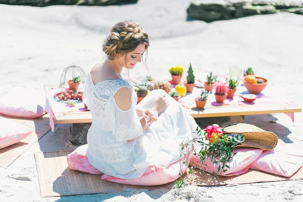 Bella sposa che fa colazione al mare — Foto Stock