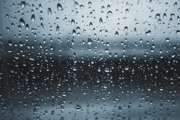 Penceredeki yağmur damlaları