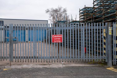 Kamyonları döndürmek için uyarı levhası olan endüstriyel metal kapı..