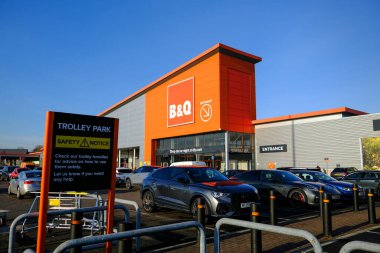 Trafford Park, Manchester, Uk, 01-10-2026: B & Q DIY mağazası ön ve otoparkı. Trafford Parkı, Urmston Manchester.