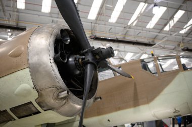 Cosford, Shifnal, İngiltere, 31 Ocak 2026: Cosford RAF Uçak Müzesi UK. Geniş bir hangardaki antika bir uçak pervanesinin yakın çekimi..