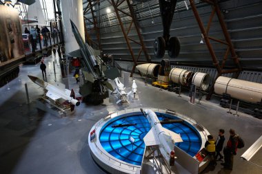 Cosford, Shifnal, İngiltere, 31 Ocak 2026: Cosford RAF Uçak Müzesi UK. Müze ziyaretçileri, büyük bir hangar ortamında uçak ve uzay araçlarını keşfediyorlar..