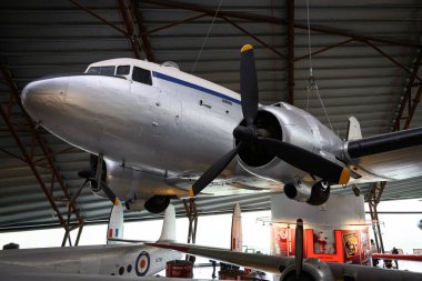 Cosford, Shifnal, İngiltere, 31 Ocak 2026: Cosford RAF Uçak Müzesi UK. Klasik gümüş uçak havacılık müzesinde sergileniyor..