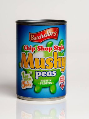 Manchester, İngiltere, 08 Ocak 2026 Batchelors markası. Besin maddeleri ve İngiliz malzeme etiketli teneke bezelye..