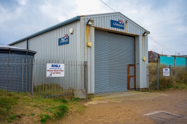 Wallasey, Wirral, İngiltere, 07 Mart 2026: Tabelaları ve geniş tekerlekli kapısı olan metal filika istasyonu.