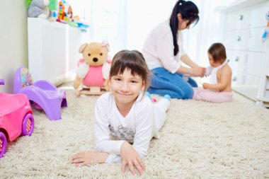 Mutlu bir aile. Gülümseyen kızı.