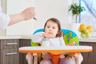 Mutfakta kaşıkla besleme bebek