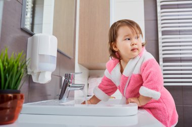 Bebek yıkama el. Çocuk banyo.