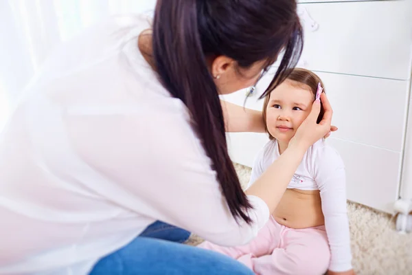 Mama omarmt zachtjes dochter — Stockfoto