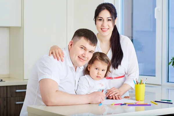 Leende familj ritning tillsammans hemma — Stockfoto